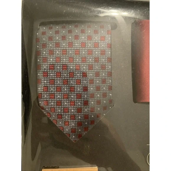 Tie set, pocket handkerchief and tie presser from the Pierre Cardin brand. - Picture 2 of 2